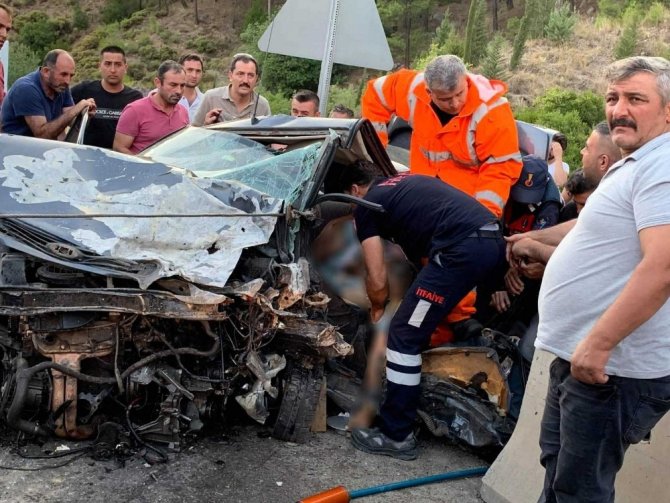 Burdur’da iki otomobil kafa kafaya çarpıştı: 1 ölü, 5 yaralı