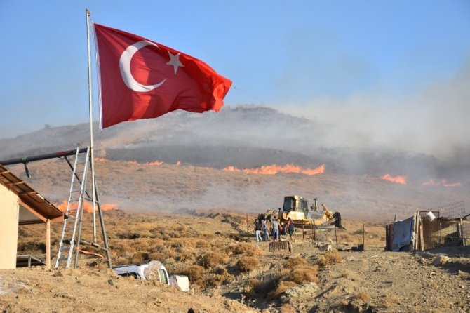 Yangında eşyalarını bıraktı, Türk bayrağını kurtardı