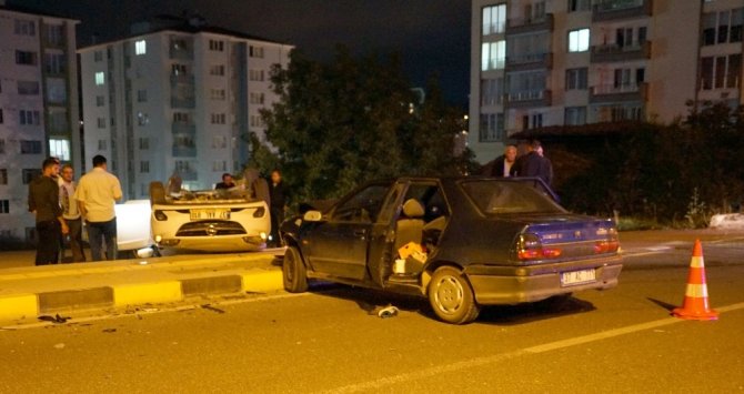 Kastamonu’da kavşakta iki otomobil çarpıştı: 4 yaralı