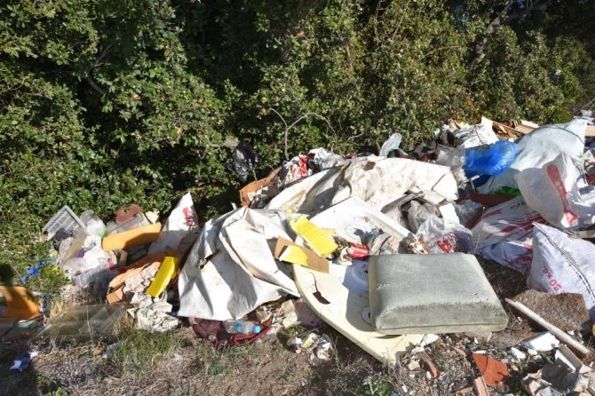 Adabaşı mevkisine atılan çöpler rahatsızlık veriyor