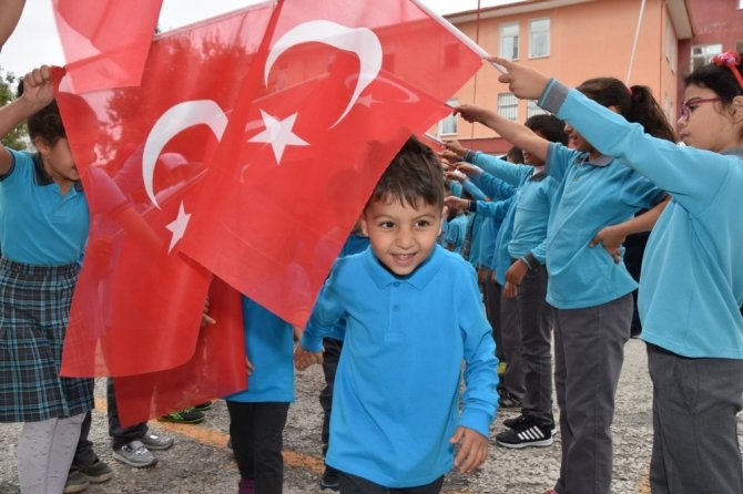 Öğrenciler Türk bayrağı altında okula girdi