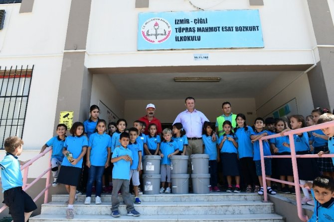 Okulların iç ve dış cephe boyası Çiğli Belediyesinden