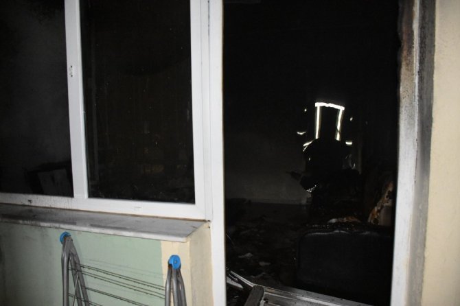 Manisa’da yangın bir evi kül etti