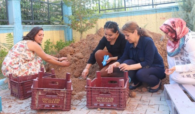Siirt’te öğretmenler atık malzemelerle okulun çehresini değiştirdi