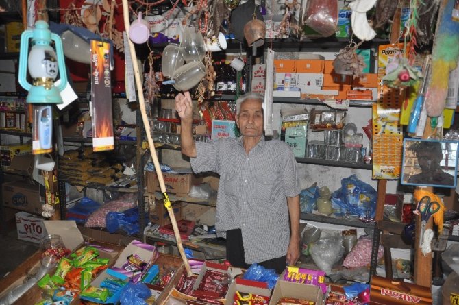 Ramazan dede 60 yıldır köyün bakkalını işletiyor