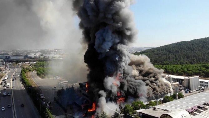 Tuzla’da polyester fabrikasında çıkan yangın havadan görüntülendi