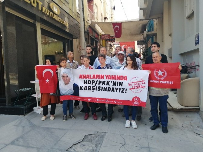 HDP önünde eylem yapan annelere destek