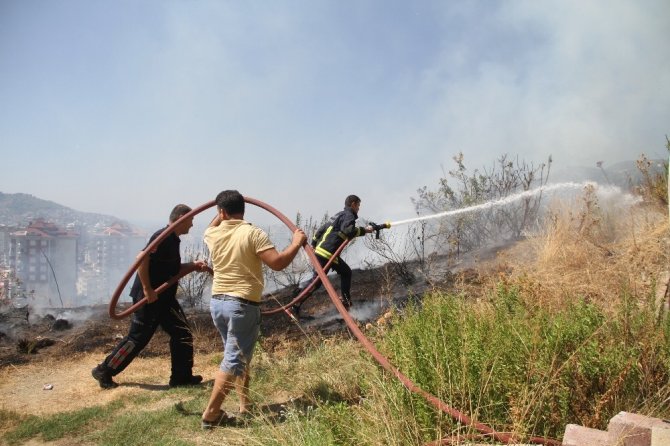 Alanya’da çıkan yangın yerleşim yerlerin sıçramadan söndürüldü