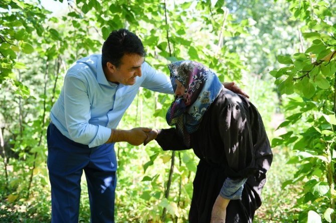 Başkan 91 yaşındaki Zeynep Nine’nin elini öptü gönlünü aldı...Ürünlerini dilediğince satacak