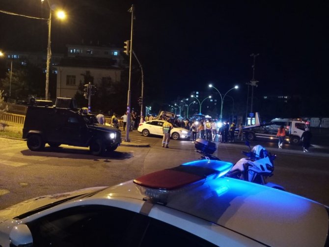 Diyarbakır’da sivil polis otosu kaza yaptı: 3’ü polis 5 yaralı
