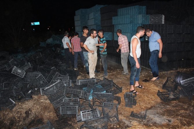 Alaşehir’de plastik kasa imalathanesinde yangın