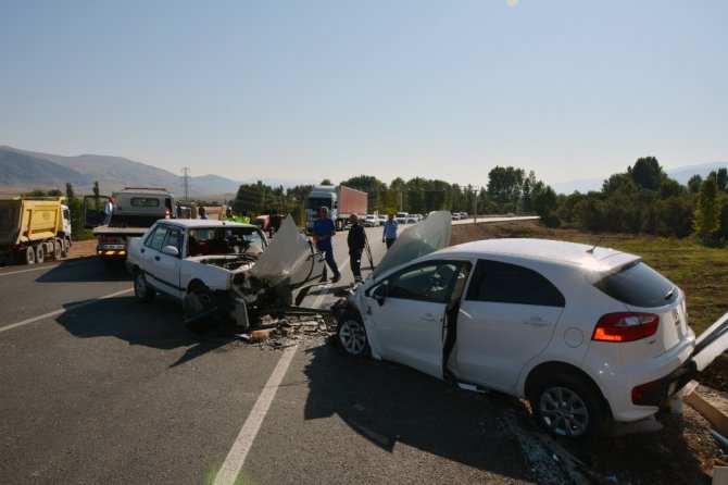 Sivas’ta otomobiller kafa kafaya çarpıştı: 1 ölü, 2 yaralı