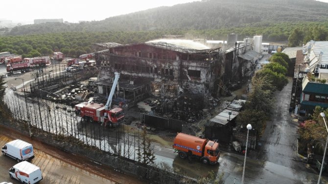Tuzla’da yanan fabrikadaki hasar havadan görüntülendi