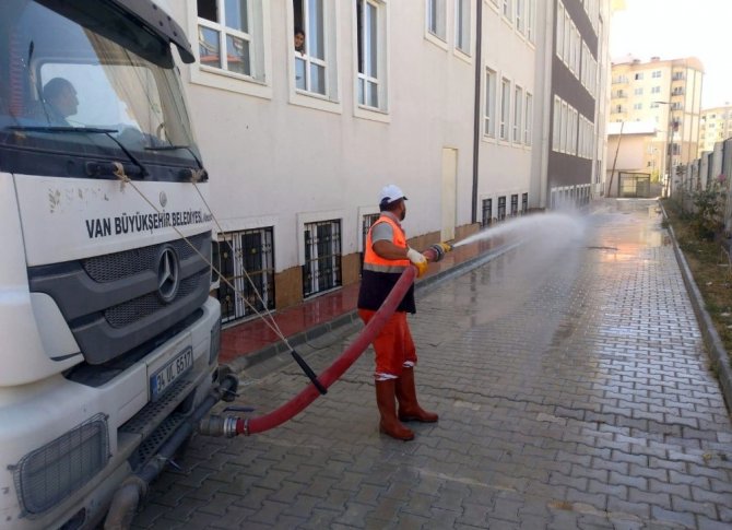 Van Büyükşehir Belediyesi, okul bahçelerini temizliyor