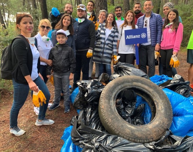 Allianz Türkiye çalışanları temizlik hareketine katılarak İstanbul ve İzmir’de çöp topladı