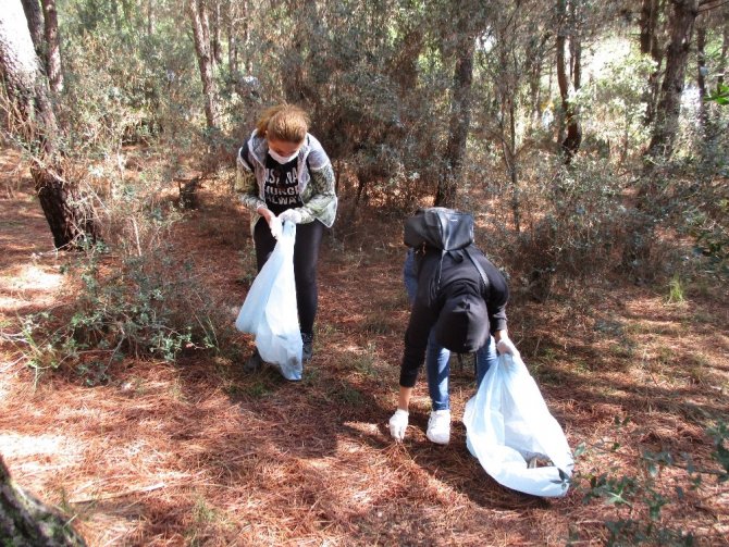 Aydos Ormanı’nda kilolarca çöp topladılar