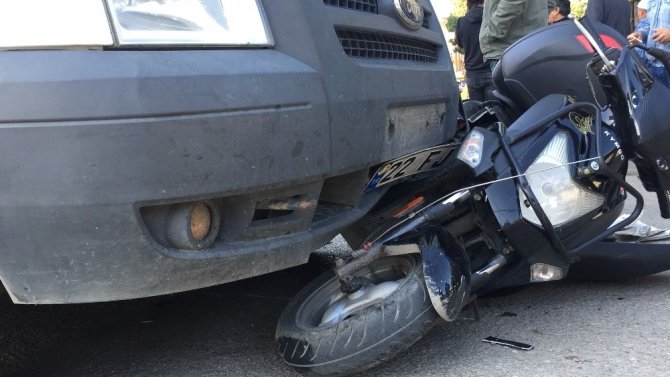 Panelvan ile motosiklet çarpıştı: 1 yaralı