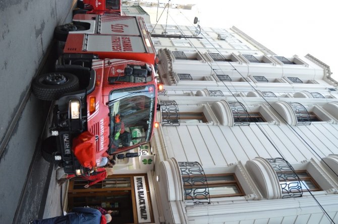 Fatih’te lüks bir otelde çıkan yangın paniğe neden oldu