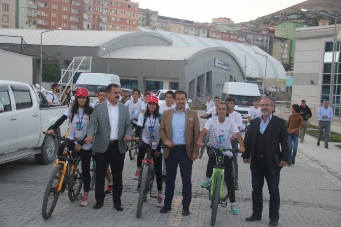 Hakkari’de Uluslararası Dağ Bisikleti Yarışması startı verildi