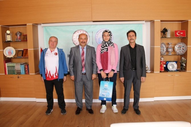 Müdür Başyiğit, Taekwondo Türkiye ikincisi Hayrunnisa Dilsiz’i kabul etti
