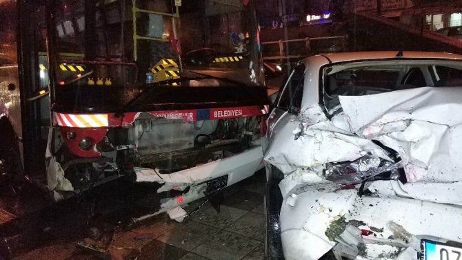 Samsun’da halk otobüsü park halindeki 3 araca çarpıp kaldırıma çıktı: 2 yaralı