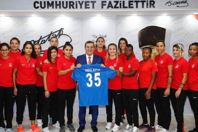 Konak Belediyespor kadın futbol takımı hedef yükseltti