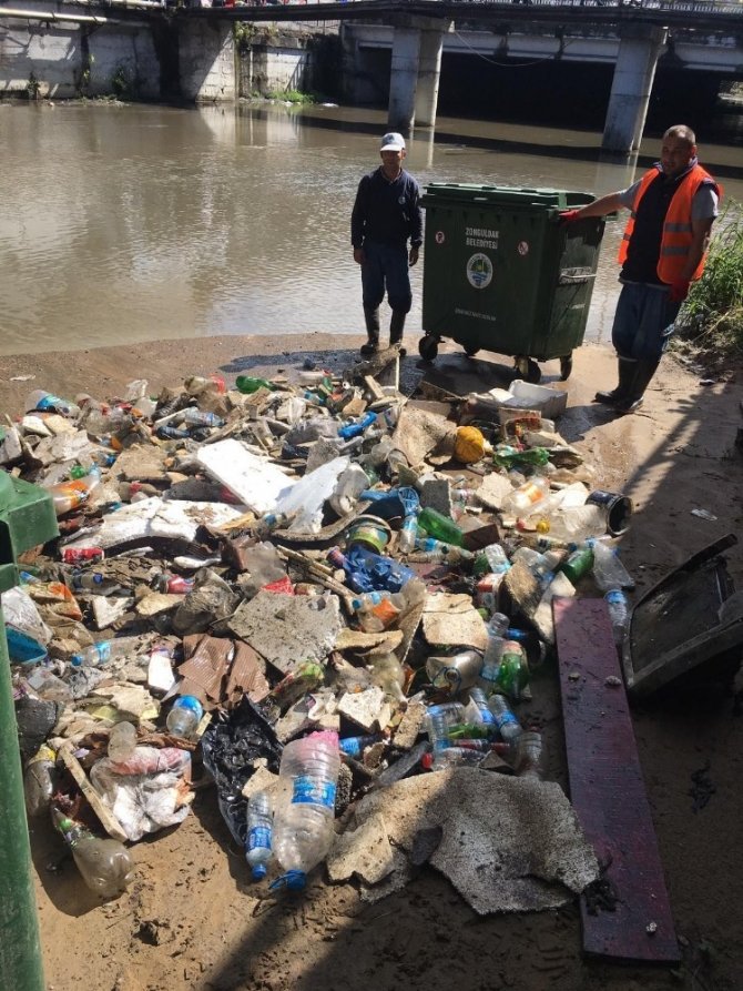 Yağmurla gelen çöpler liman girişinde toplandı