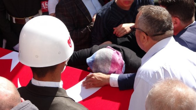 Şehit askerin cenazesi gözyaşlarıyla karşılandı