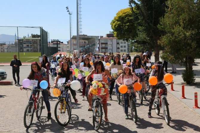 Develi’de Süslü Kadınlar Bisiklet Turu Yapıldı