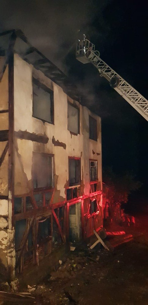 Düzce’de 3 katlı ahşap bina yandı, söndürmeye çalışan 2 kişi yaralandı