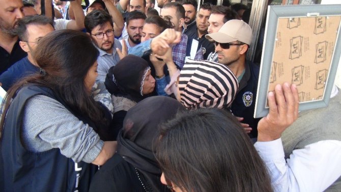 HDP’liler ile parti binası önünde eylem yapan aileler arasında gerginlik