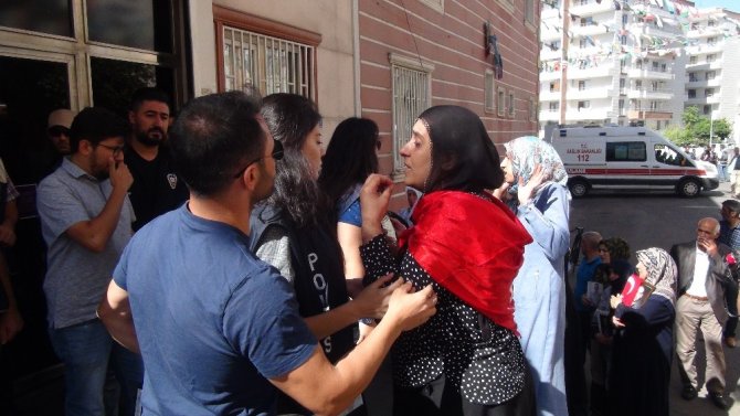 HDP’liler ile parti binası önünde eylem yapan aileler arasında gerginlik