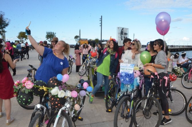 "Süslü Kadınlar" bisikletleriyle sokakta