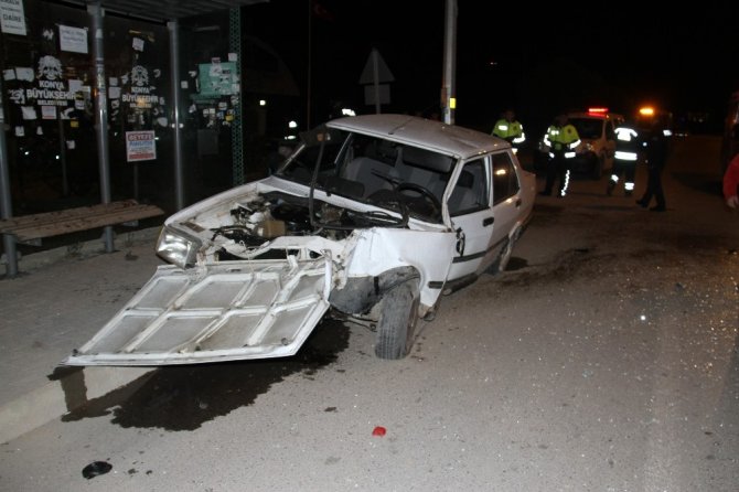 Konya’da otomobil direğe çarptı: 2 yaralı
