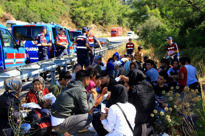 Mülteci minibüsü kaza yaptı, organizatörler 48 bin dolarla kaçtı
