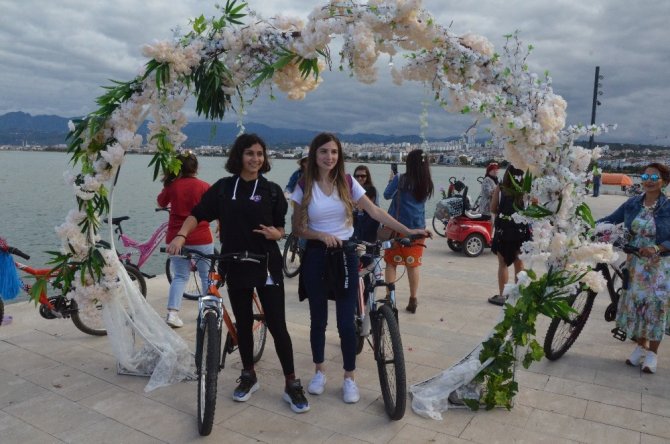 "Süslü Kadınlar" bisikletleriyle sokakta