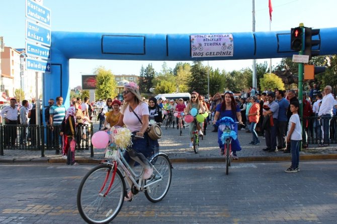 Uşak’ta ilk kez ’Süslü Kadınlar Bisiklet Turu’ gerçekleştirildi