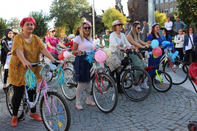 Uşak’ta ilk kez ’Süslü Kadınlar Bisiklet Turu’ gerçekleştirildi
