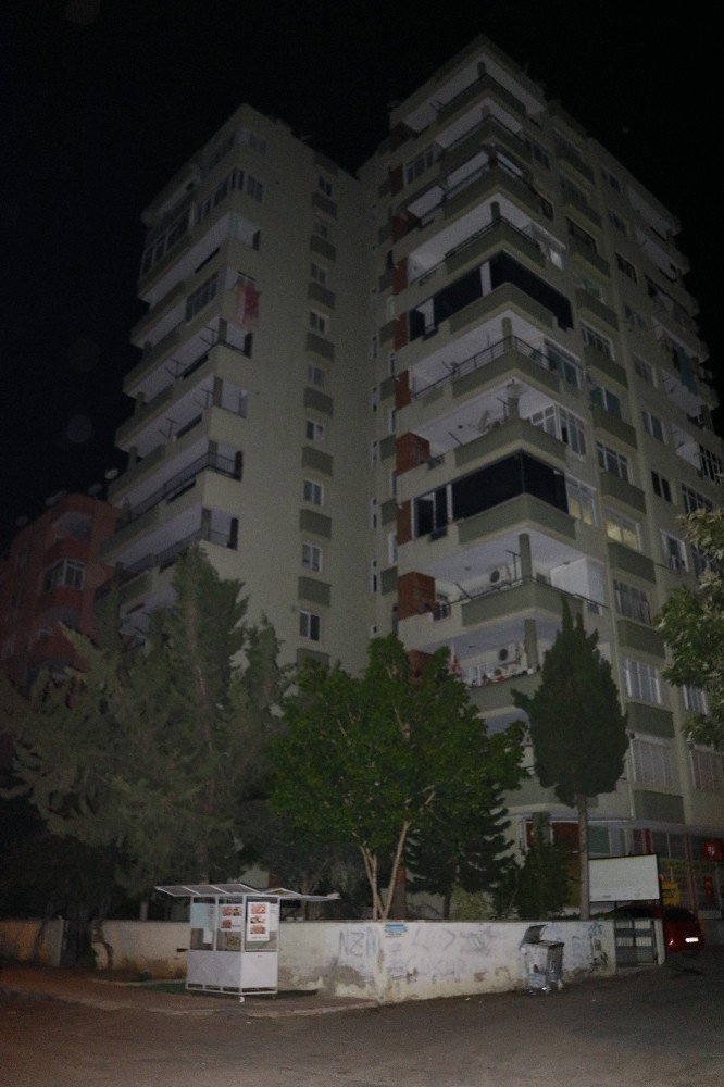 Adana’da 8’inci kattan düşen İngilizce öğretmeni hayatını kaybetti