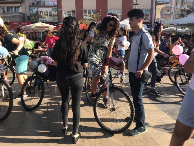 Akademiden Sanat’tan ‘Süslü Kadınlar Bisiklet Turu’na destek