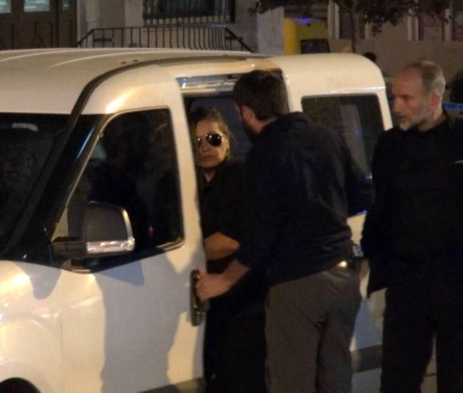 Alkollü kadının polisevi önüne bıraktığı bavul emniyeti harekete geçirdi