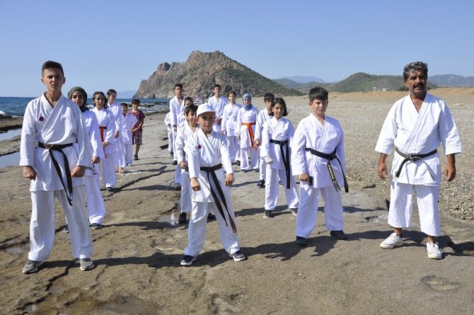 Karateciler sahil temizliği yaptı