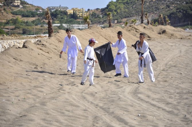 Karateciler sahil temizliği yaptı