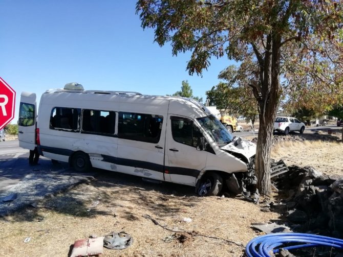 Kayseri’de minibüs ile otomobil çarpıştı: 5 yaralı