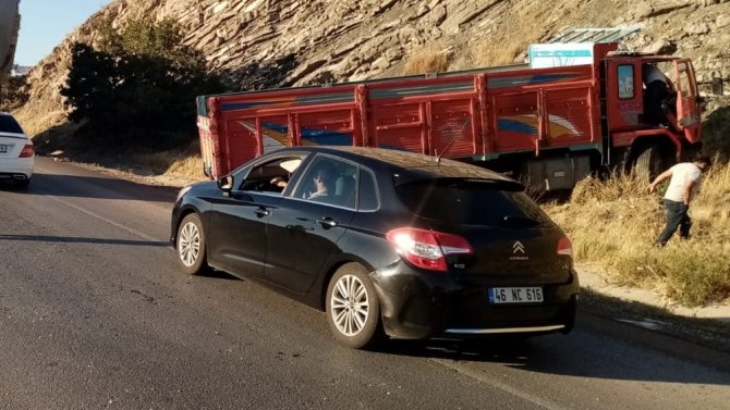 Kırıkkale’de 1 kamyon ve 2 otomobil çarpıştı: 3 yaralı
