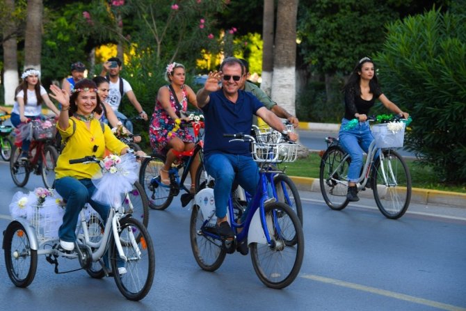 Süslü Kadınlar Bisiklet Turu renkli görüntülere sahne oldu