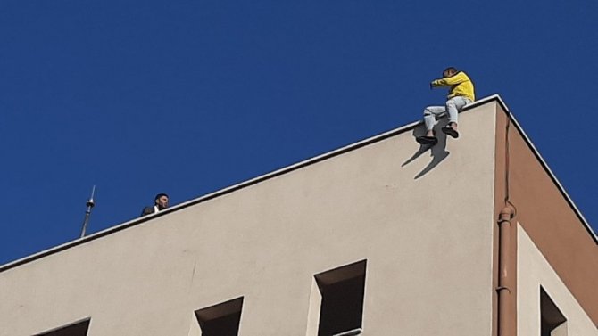 İntihara kalkışan genci polis ikna ederek çatıdan indirdi