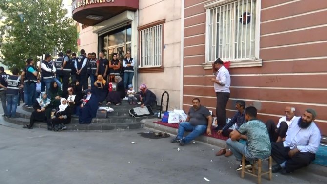 Savaş uçakları kalkış yaptı, Diyarbakır’da aileler HDP’ye tepki gösterdi