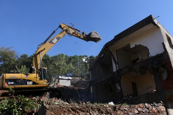 Kartal Belediyesi, riskli yapılar ve metruk binaların yıkımına devam ediyor