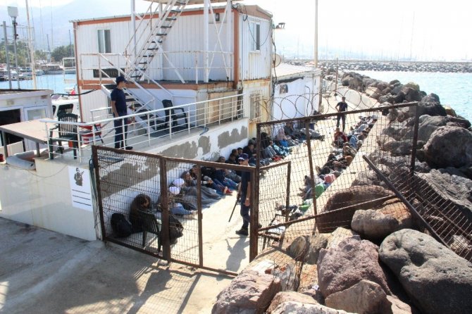 Tur teknesine turist gibi bindiler, Yunanistan’a kaçarken yakalandılar